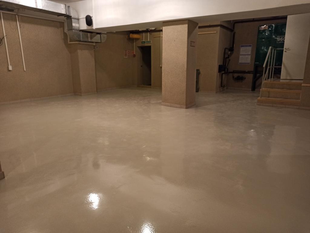 Состав на цементной основе наносится как обмазочная гидроизоляция, но принцип действия – проникающий.Применяется, по большей части, на свежих строениях, где цемент в бетоне ещё не полностью прореагировал. Эффективность при таком применении макси-мальная. Часто её можно увидеть в гражданском строении как гидроизоляция мокрых точек в жилых помещениях.